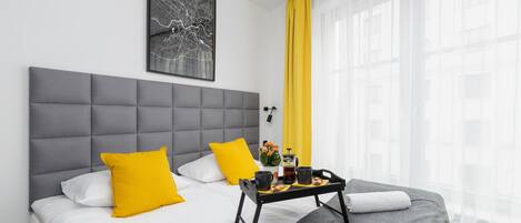 Tabla de planchar con plancha, wifi y ropa de cama