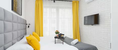 Iron/ironing board, WiFi, bed sheets