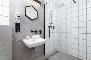 Dusche, Haartrockner, Handtücher, Shampoo