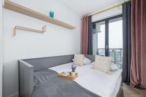Iron/ironing board, travel crib, WiFi, bed sheets