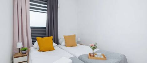 2 habitaciones, tabla de planchar con plancha, cuna de viaje y wifi