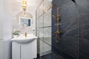 Shower, hair dryer, towels