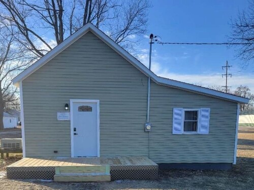 Miss Maggie's, Charming 1-bedroom house with WiFi, AC in terrific Hoopeston