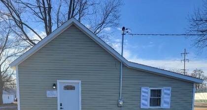 Miss Maggie's, Charming 1-bedroom house with WiFi, AC in terrific Hoopeston