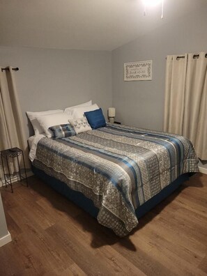 1 bedroom, iron/ironing board, WiFi, bed sheets - Miss Maggie's, Charming 1-bedroom house with WiFi, AC in terrific Hoopeston (Hoopeston)