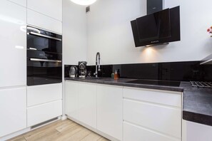 Een koelkast, een microgolfoven, een oven, een kookplaat