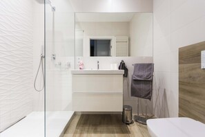 Douche, sèche-cheveux, serviettes fournies