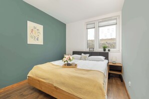1 habitación, escritorio, tabla de planchar con plancha y wifi 