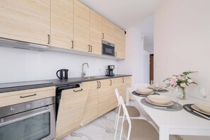 Frigorífico, microondas, horno y placa de cocina
