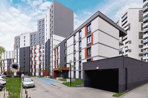 En moderne lejlighedsejerforening med flere etager, parkeringsplads og swimmingpool.