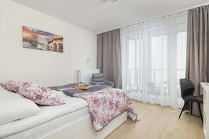 3 habitaciones, escritorio y tabla de planchar con plancha 