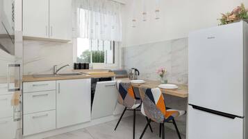 Frigorífic, microones, placa de cuina i rentaplats