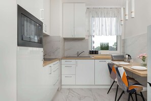 Fridge, microwave, stovetop, dishwasher