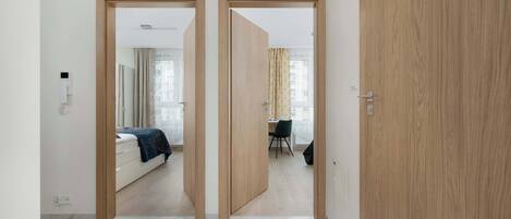 3 quartos, escrivaninha, ferros/tábuas de passar roupa, berço de viagem