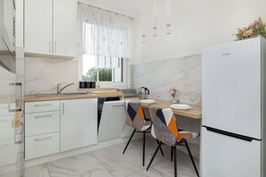 Fridge, microwave, stovetop, dishwasher