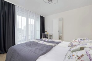 3 bedrooms, desk, iron/ironing board, WiFi