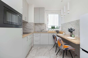 Réfrigérateur, micro-ondes, plaque de cuisson, lave-vaisselle