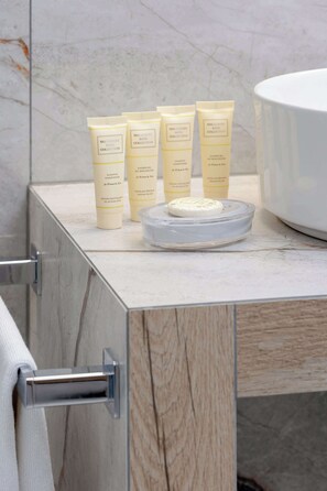 Douche, sèche-cheveux, serviettes fournies