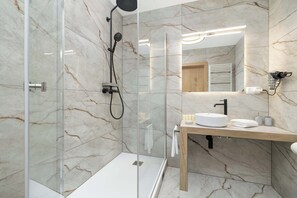 Shower, hair dryer, towels