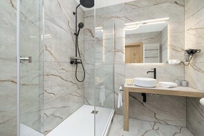 Shower, hair dryer, towels