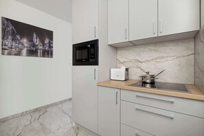 Geladeira, micro-ondas, cooktop, lava-louças