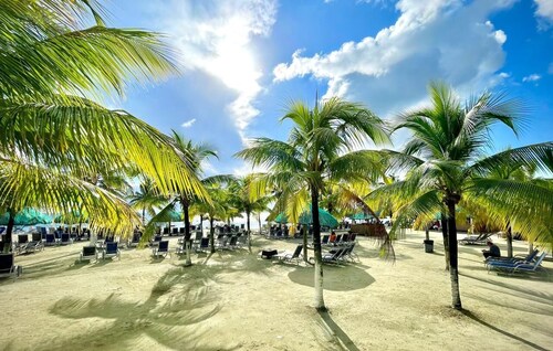 Charming 2-bedroom condo with WiFi, AC in enchanting Roatan