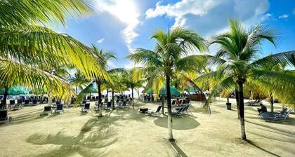 Charming 2-bedroom condo with WiFi, AC in enchanting Roatan