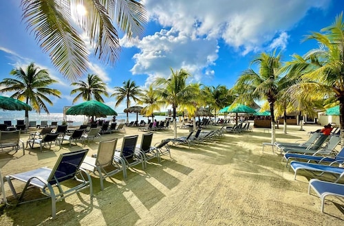 Charming 2-bedroom condo with WiFi, AC in enchanting Roatan