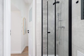 Shower, hair dryer, towels, shampoo