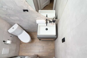 Douche, sèche-cheveux, serviettes fournies