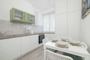 Fridge, oven, stovetop, dishwasher