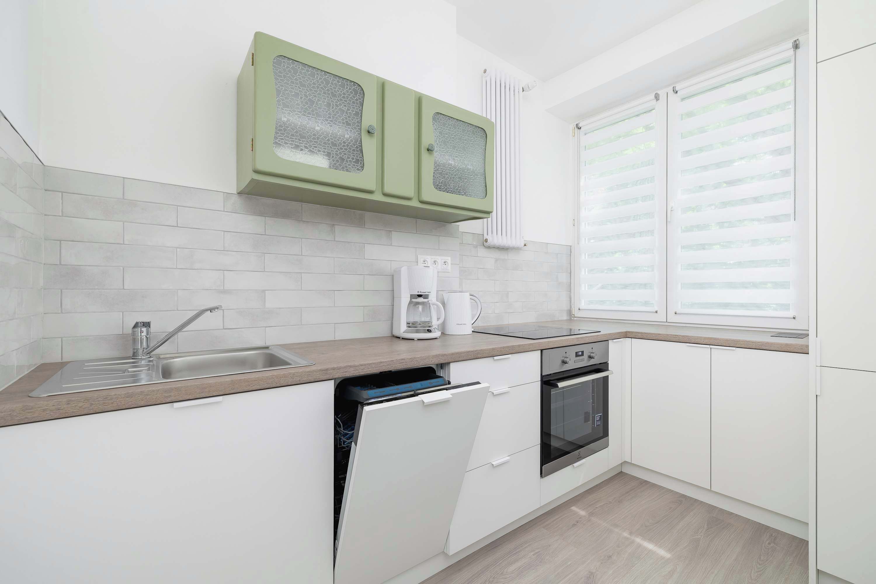 Jääkaappi, uuni, liesi, astianpesukone