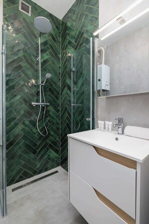 Dusche, Haartrockner, Handtücher