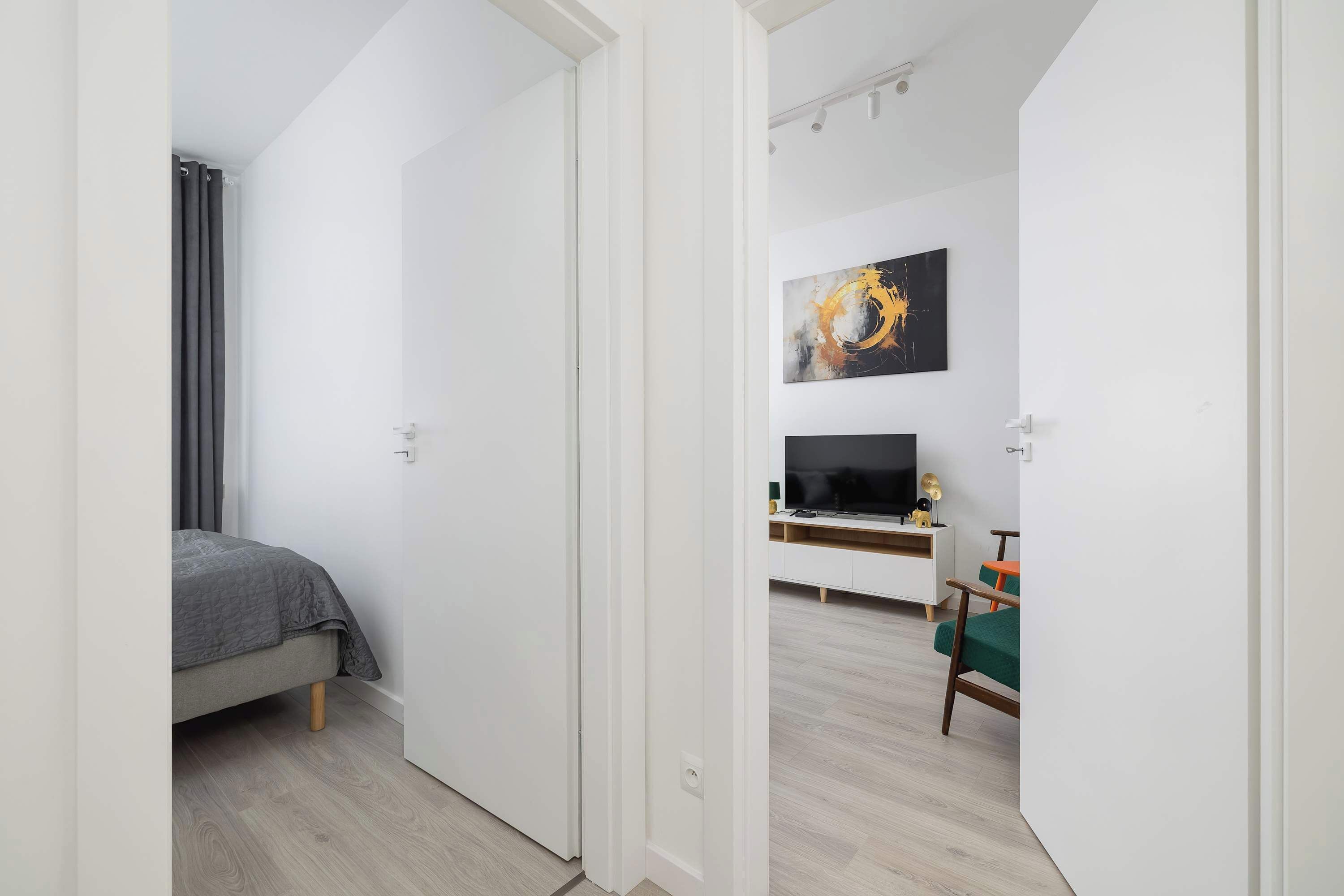 2 chambres, bureau, fer et planche à repasser, lit parapluie