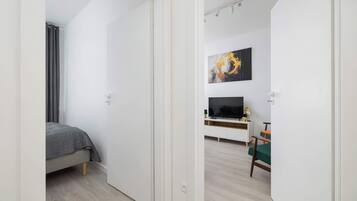 2 chambres, bureau, fer et planche à repasser, lit parapluie