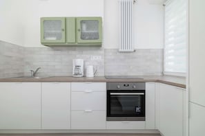 Réfrigérateur, un four, surface de cuisson, lave-vaisselle