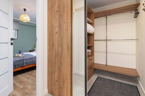 2 chambres, bureau, fer et planche à repasser, lit parapluie