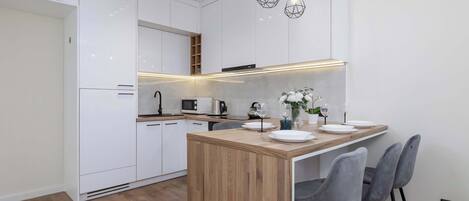 Kylskåp, mikrovågsugn, ugn och spishäll