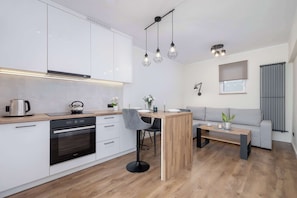 Réfrigérateur, four à micro-ondes, un four, surface de cuisson