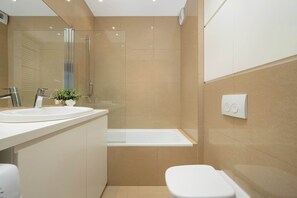 Shower, hair dryer, towels, shampoo - Cozy Apartment in Wroclaw | Parking, Workspace (Wrocław)