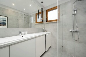 Shower, hair dryer, towels, shampoo