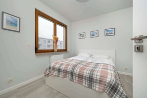 1 chambre, bureau, fer et planche à repasser, lit parapluie