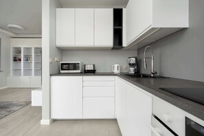 Kjøleskap, mikrobølgeovn, ovn og kokeplater