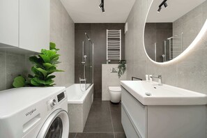 Een douche, een haardroger, handdoeken, shampoo