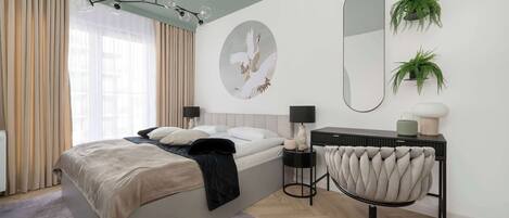 2 habitaciones, escritorio y tabla de planchar con plancha