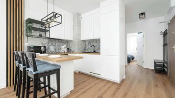 Kühlschrank, Mikrowelle, Ofen, Herdplatte