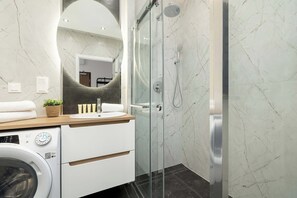 Shower, hair dryer, towels, shampoo