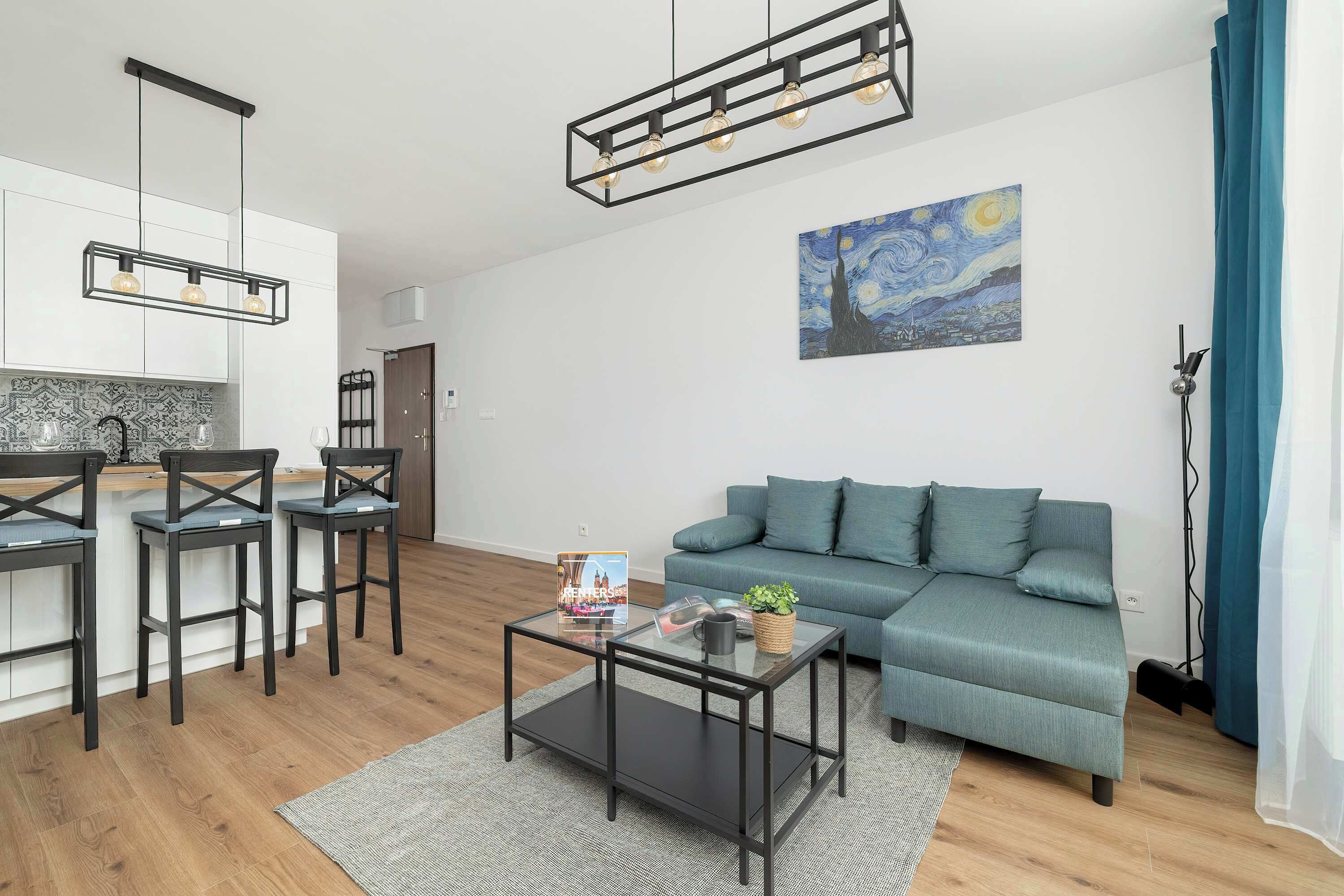 Un salon moderne avec un canapé, une table basse et un tableau accroché au mur.