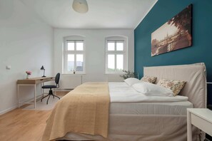 1 quarto, escrivaninha, ferros/tábuas de passar roupa, berço de viagem