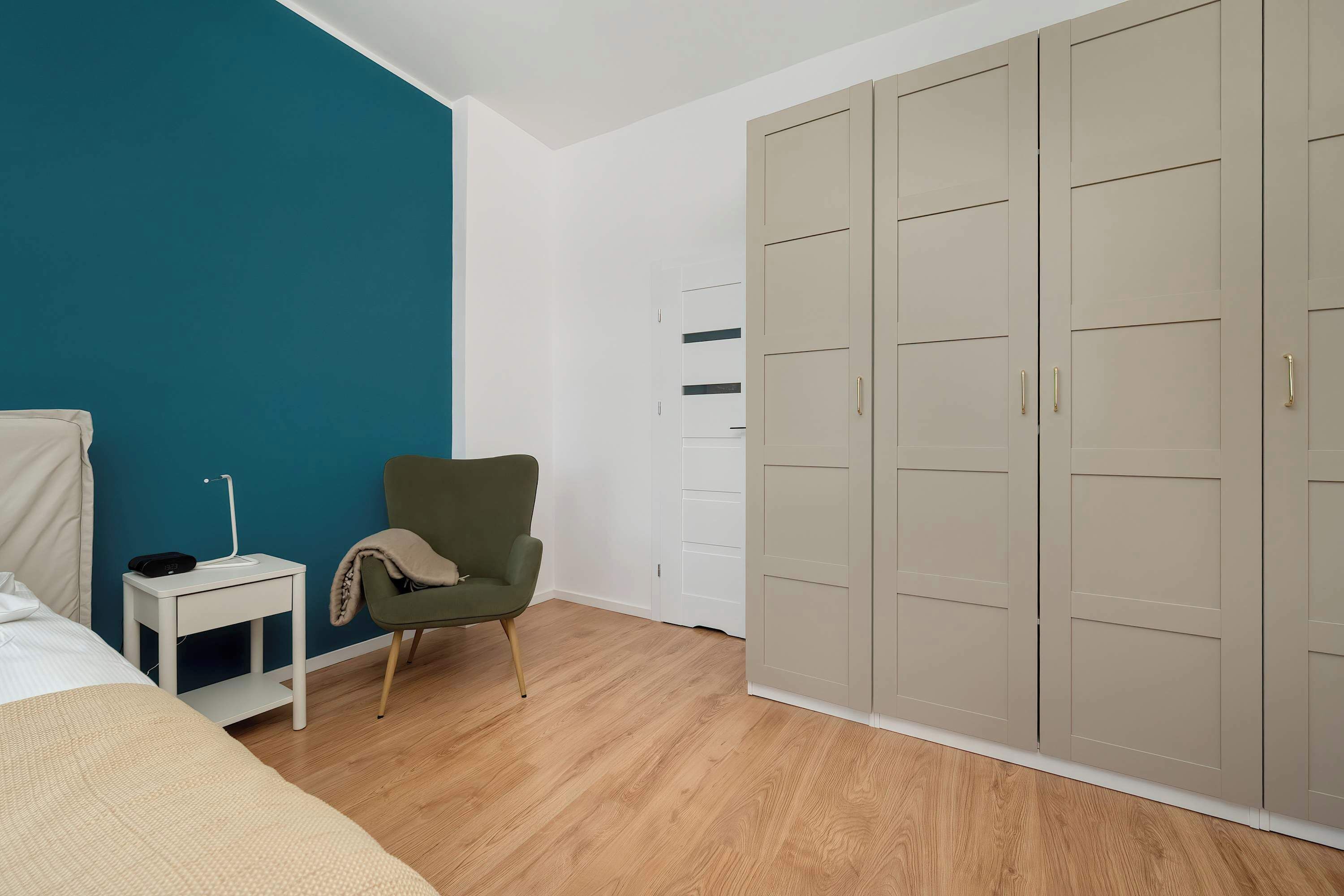 1 dormitorio, escritorio, tabla de planchar con plancha y cuna de viaje